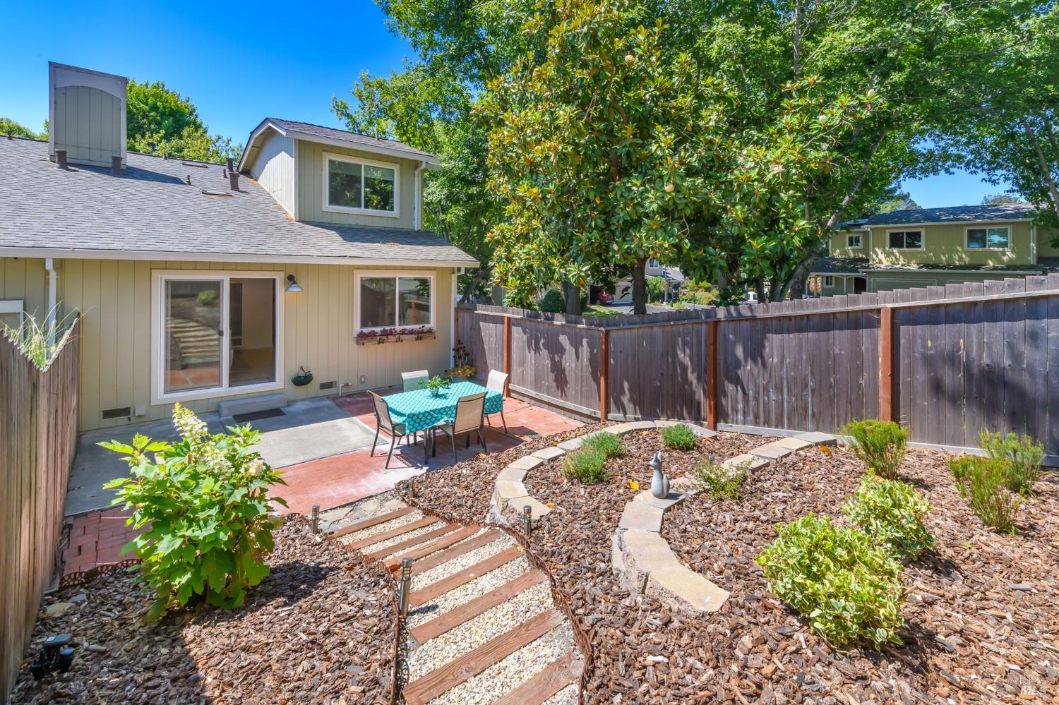 136 Acorn Dr