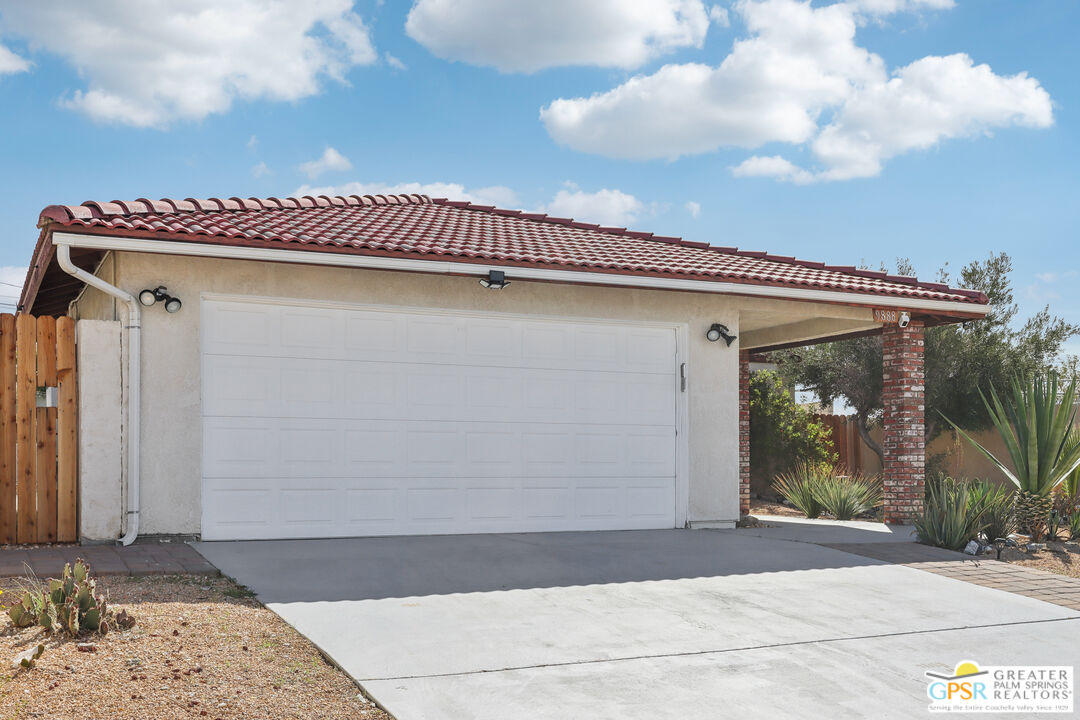 9888 Valencia Dr