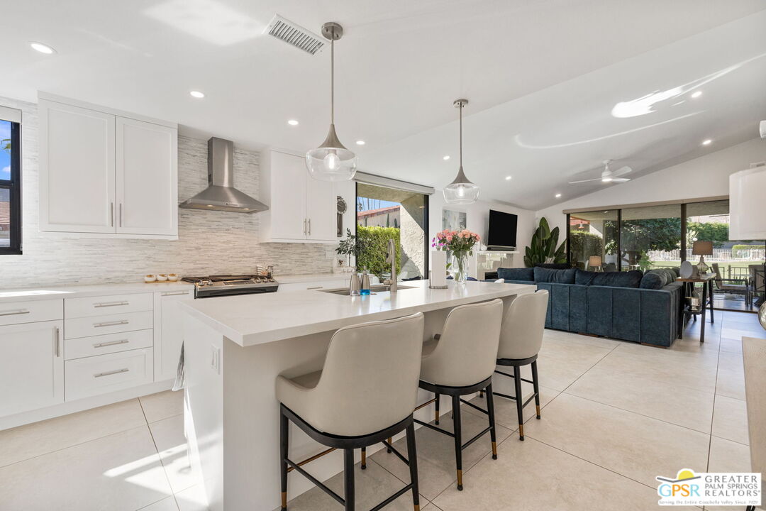 1095 S La Verne Way