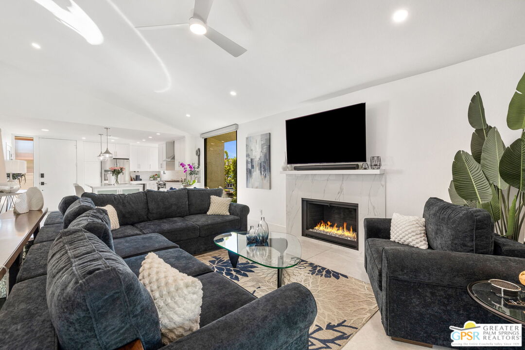 1095 S La Verne Way