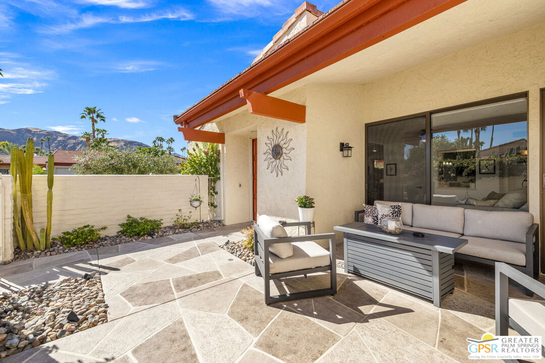 1095 S La Verne Way