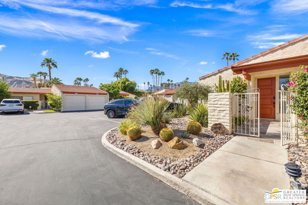 1095 S La Verne Way