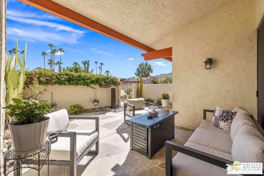 1095 S La Verne Way