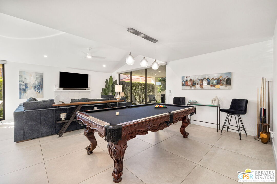 1095 S La Verne Way