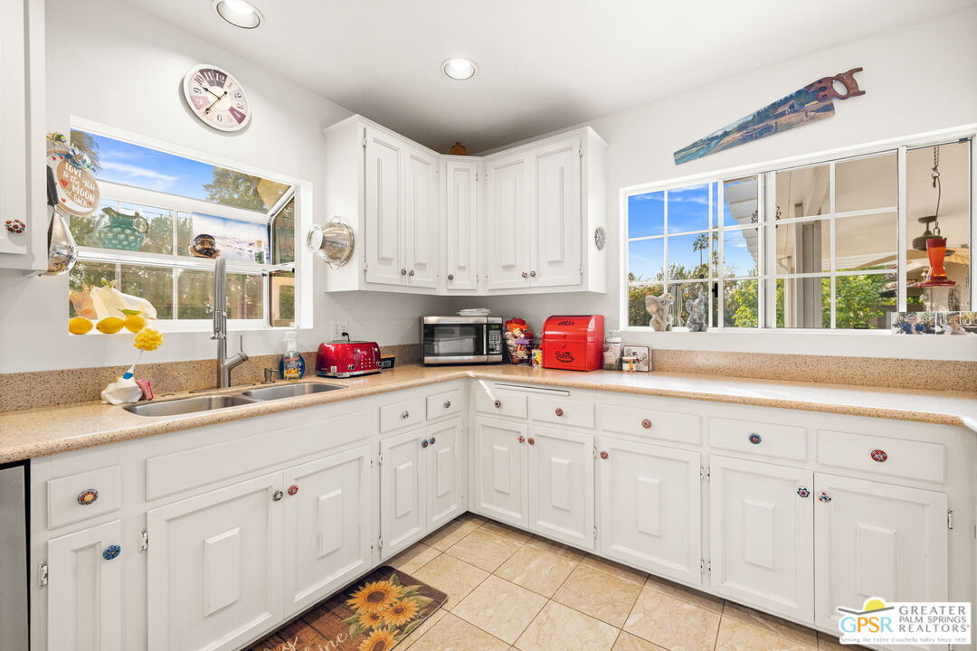 344 N Sunset Way