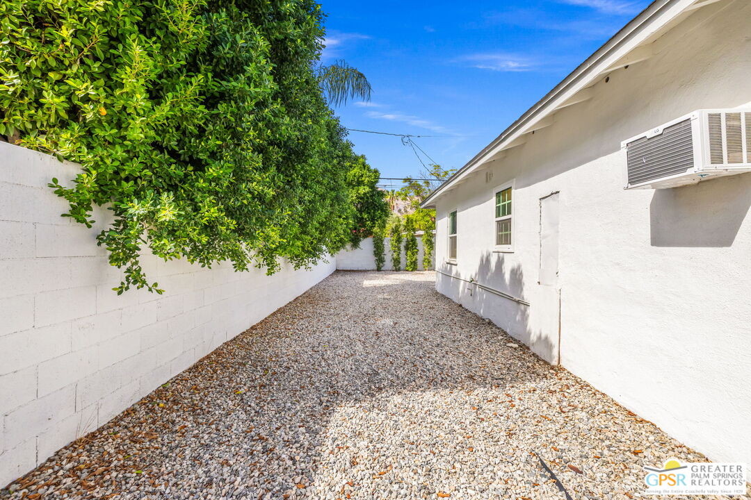 543 N Paseo De Anza