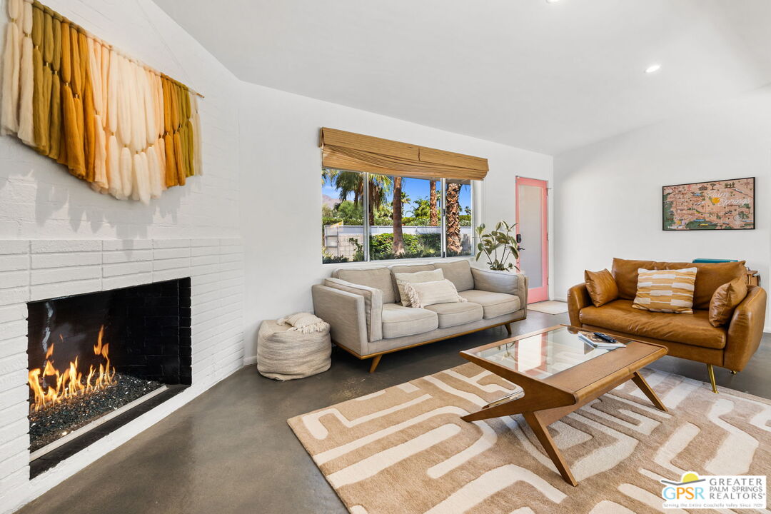 242 NE Cerritos Dr