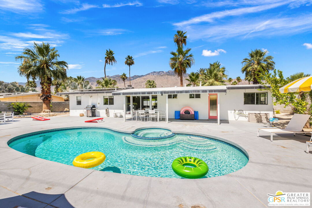 242 NE Cerritos Dr