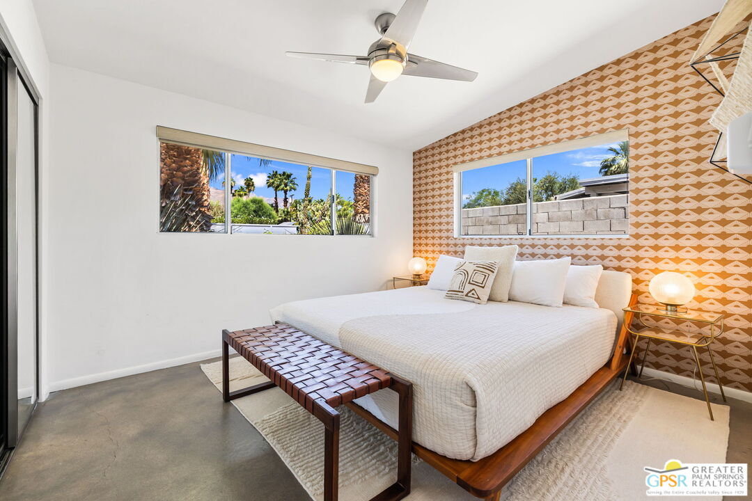 242 NE Cerritos Dr