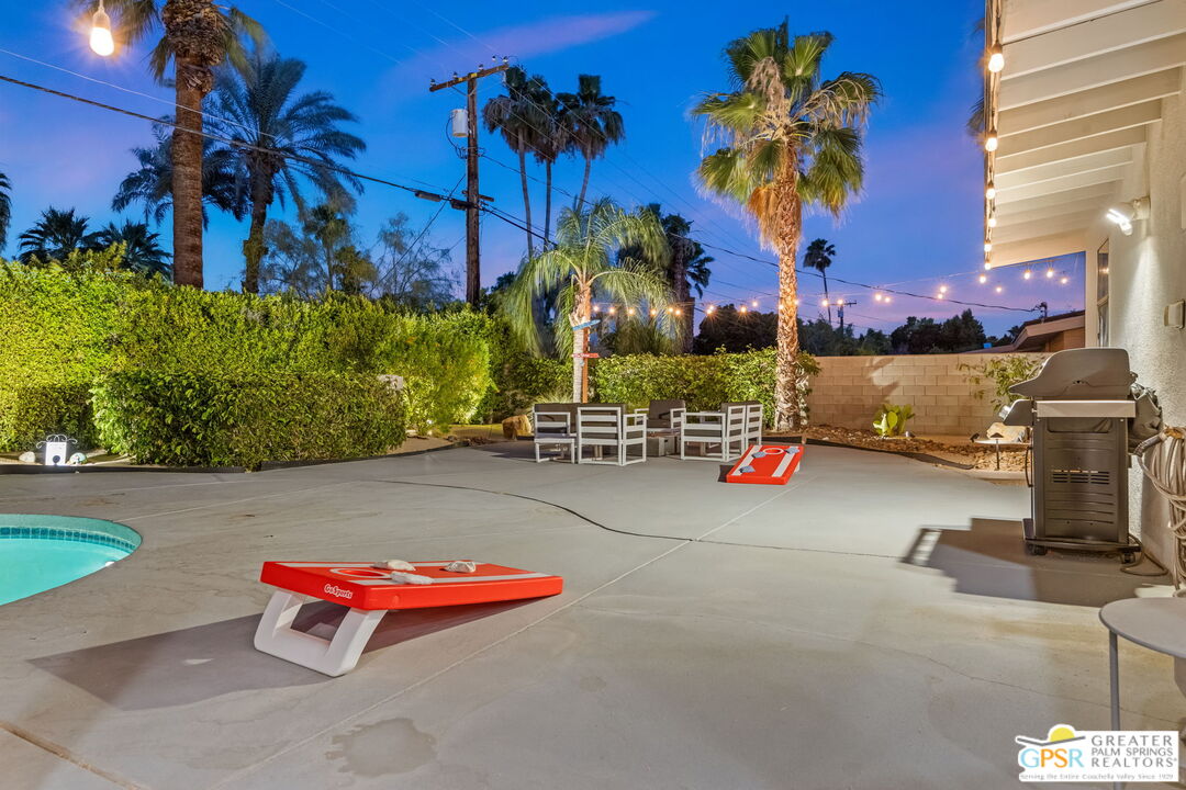 242 NE Cerritos Dr