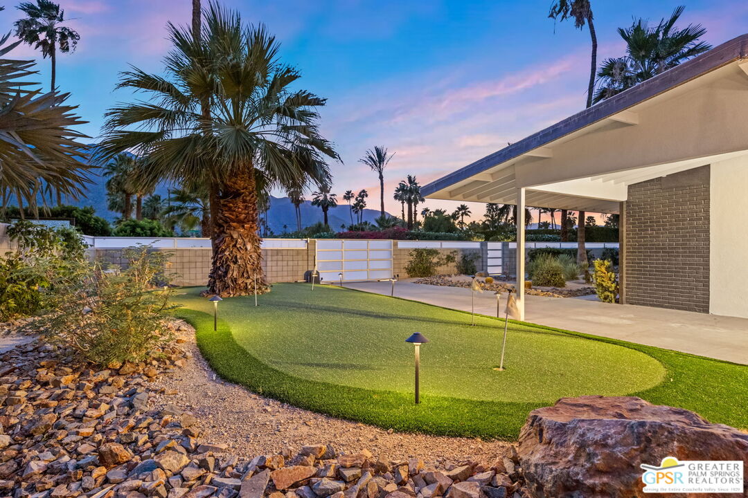 242 NE Cerritos Dr