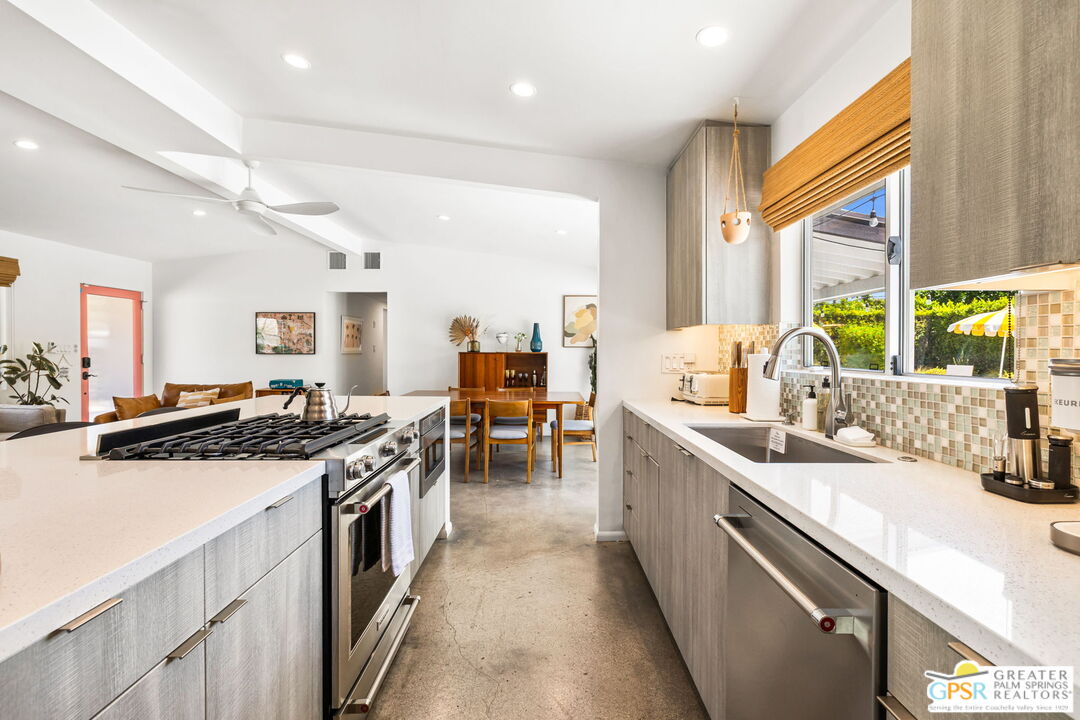 242 NE Cerritos Dr
