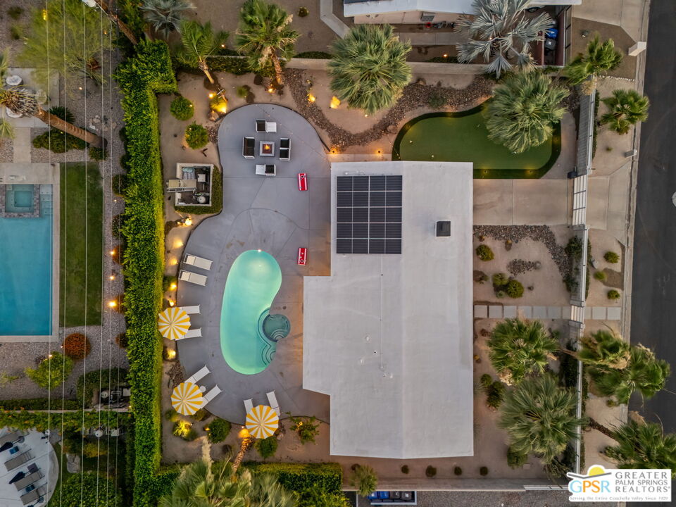 242 NE Cerritos Dr
