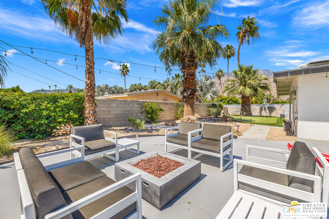242 NE Cerritos Dr