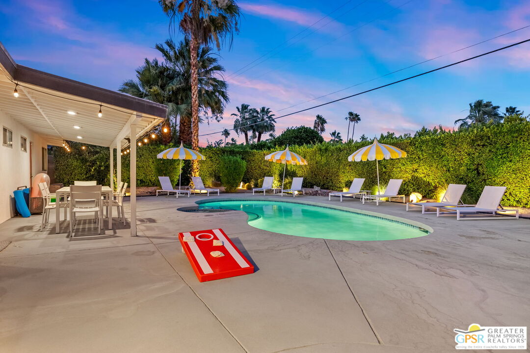 242 NE Cerritos Dr