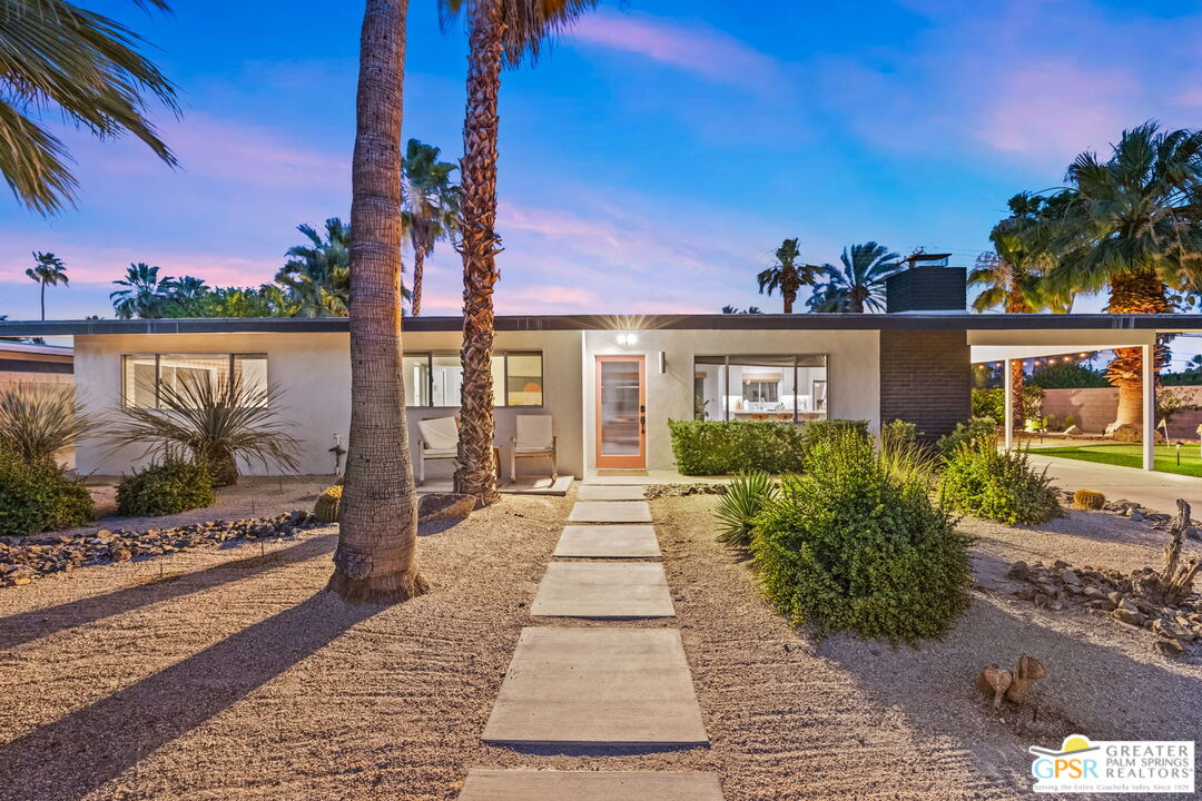 242 NE Cerritos Dr