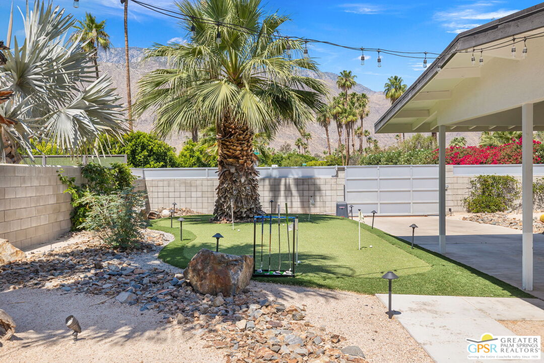 242 NE Cerritos Dr