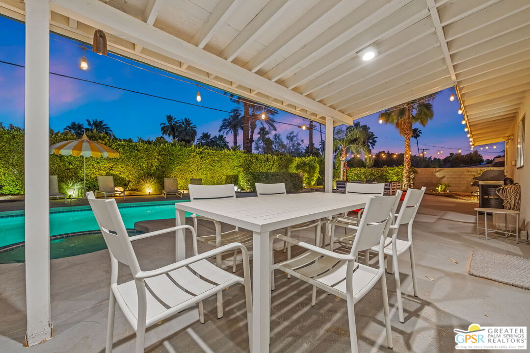 242 NE Cerritos Dr