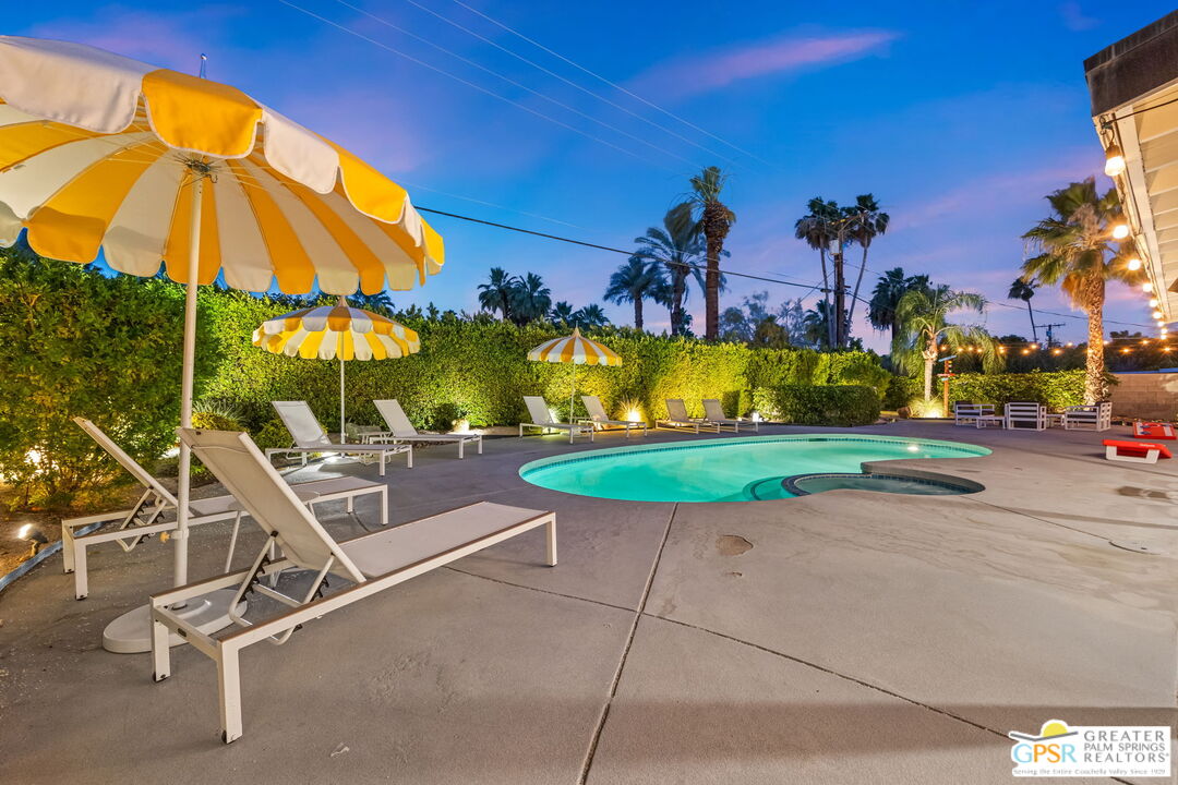 242 NE Cerritos Dr