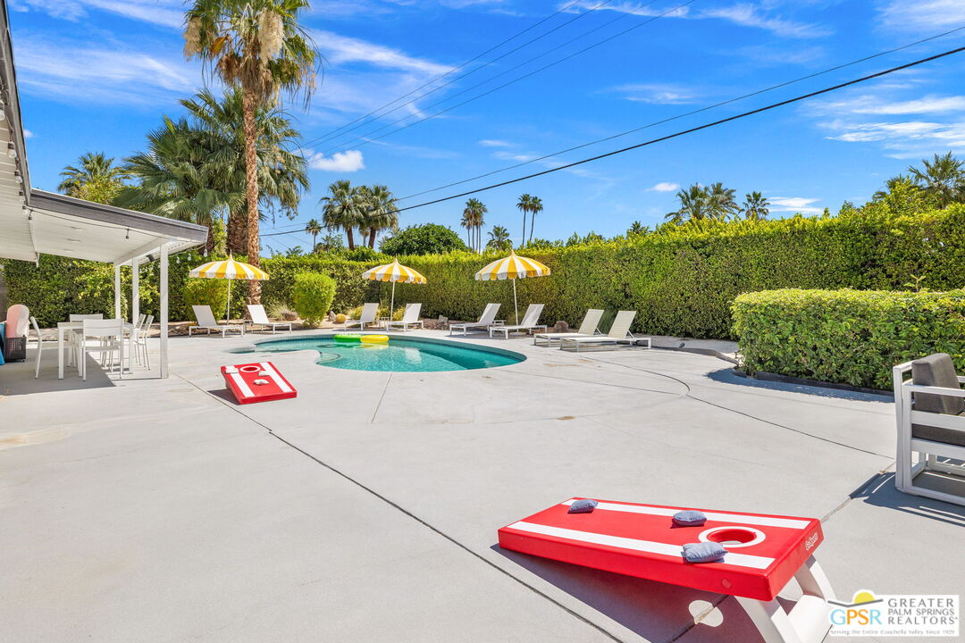 242 NE Cerritos Dr