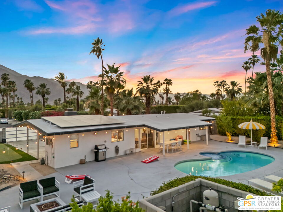 242 NE Cerritos Dr