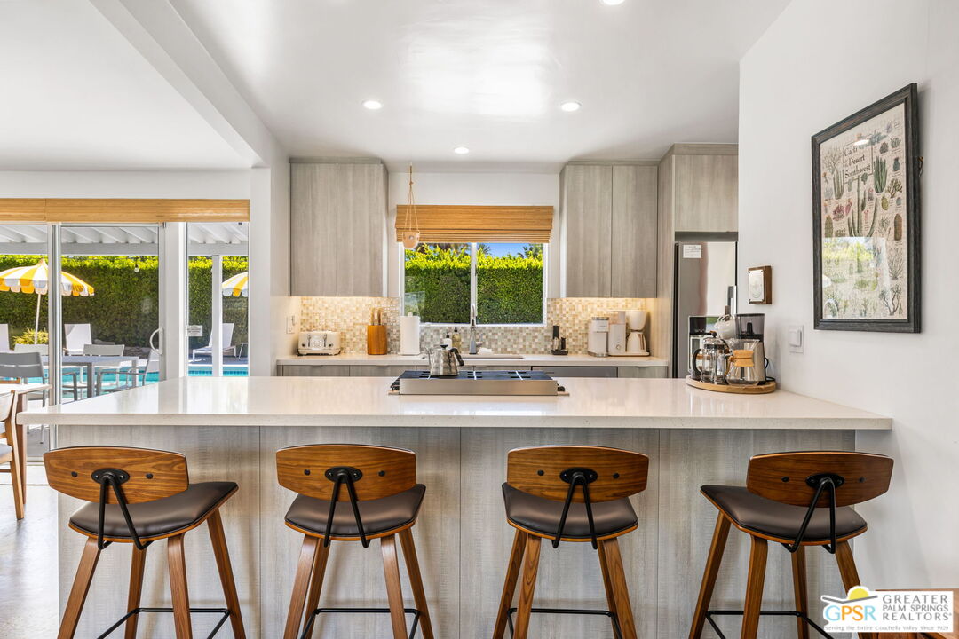 242 NE Cerritos Dr