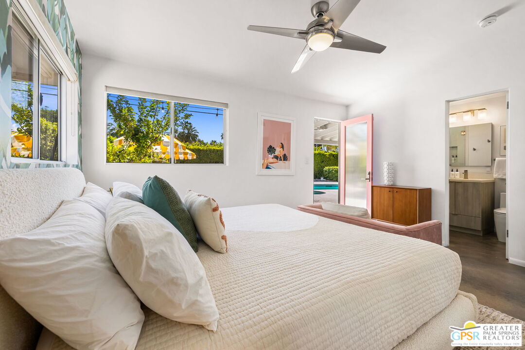242 NE Cerritos Dr