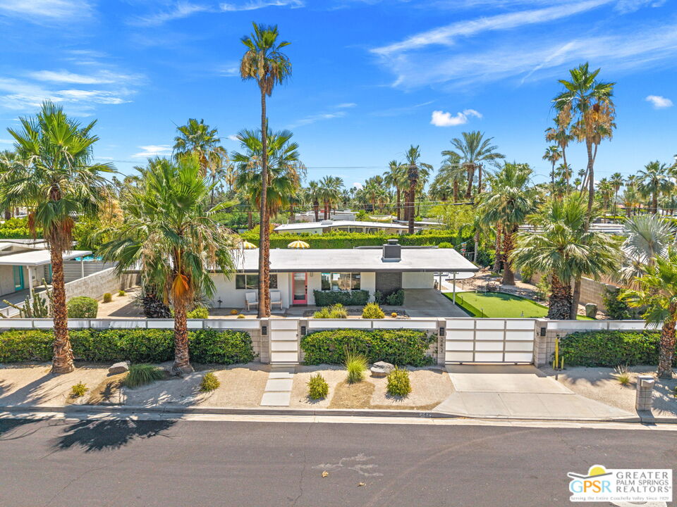 242 NE Cerritos Dr