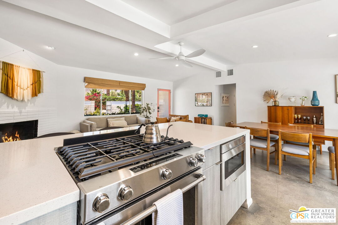 242 NE Cerritos Dr