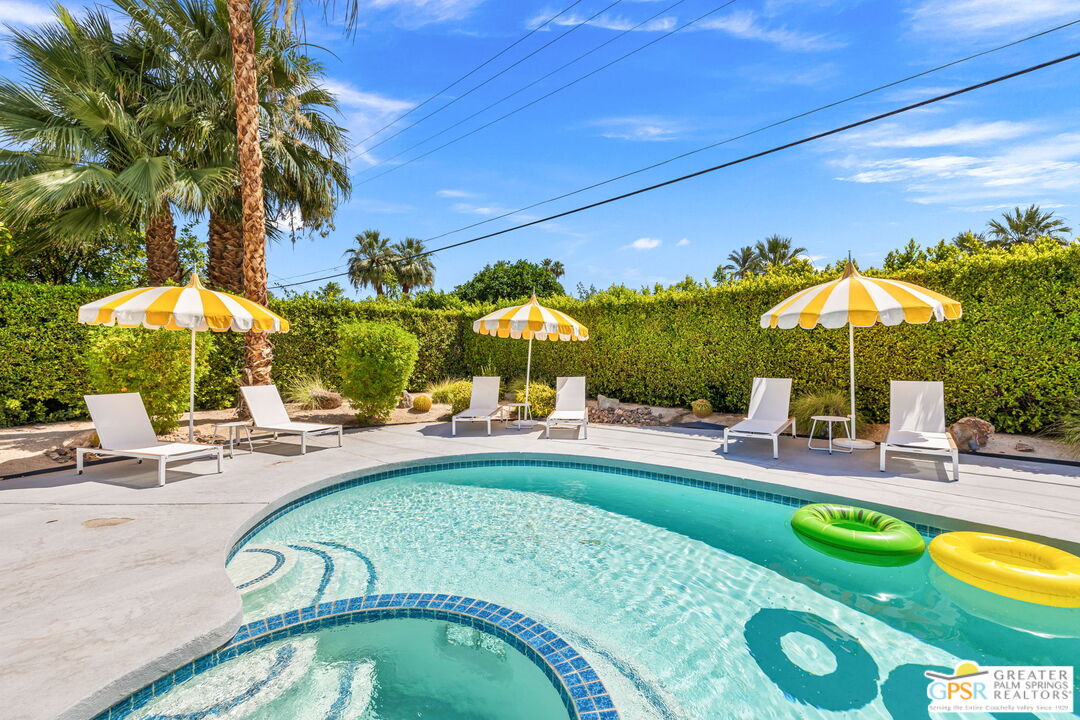 242 NE Cerritos Dr