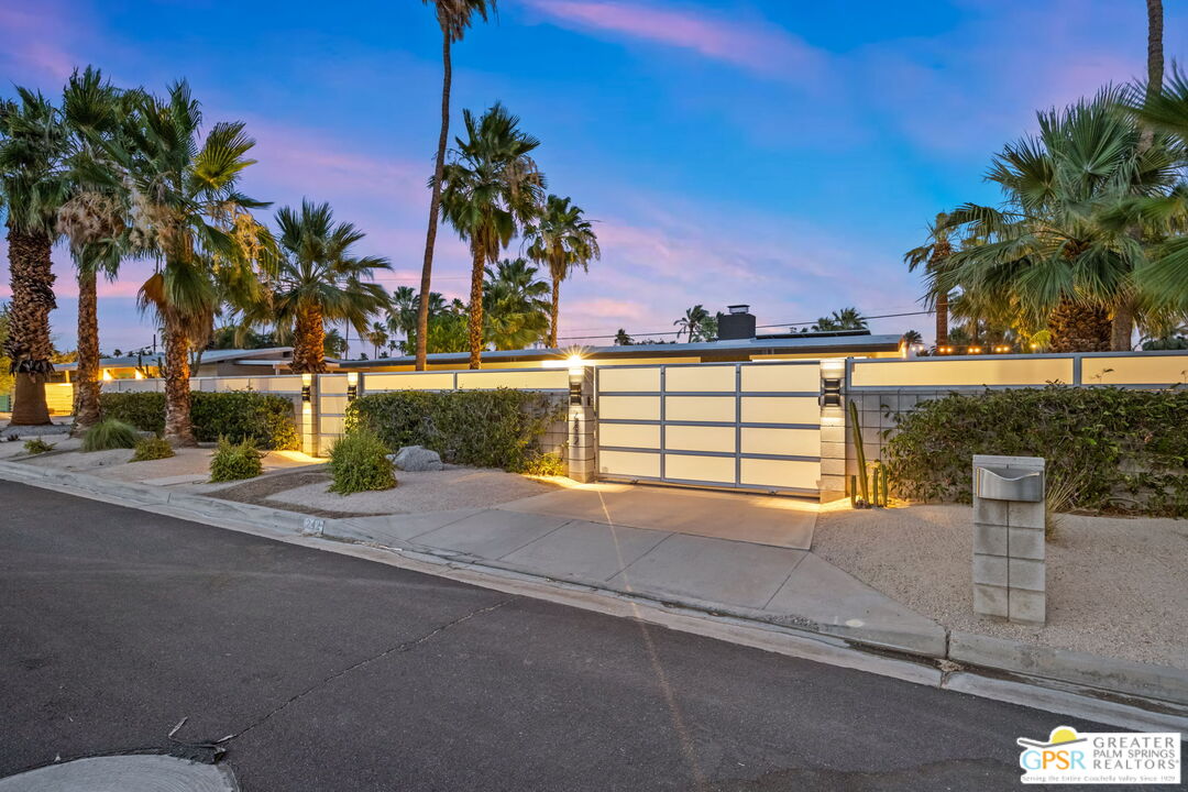 242 NE Cerritos Dr