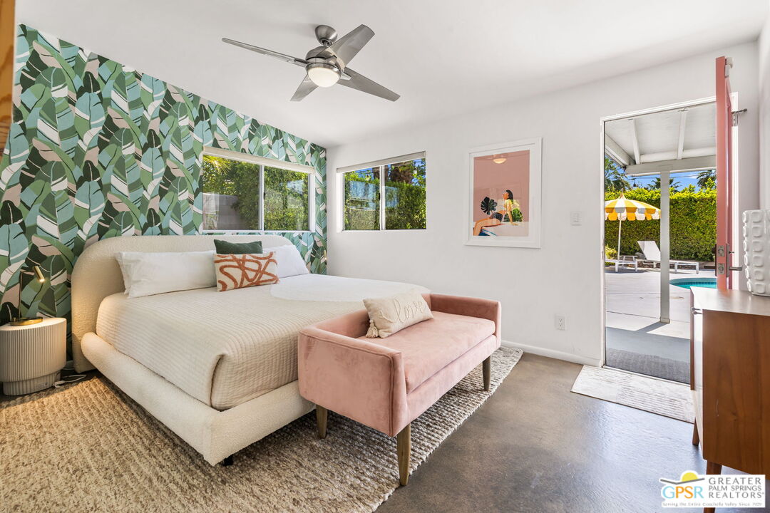 242 NE Cerritos Dr