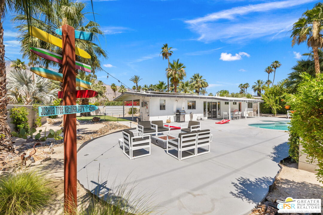 242 NE Cerritos Dr