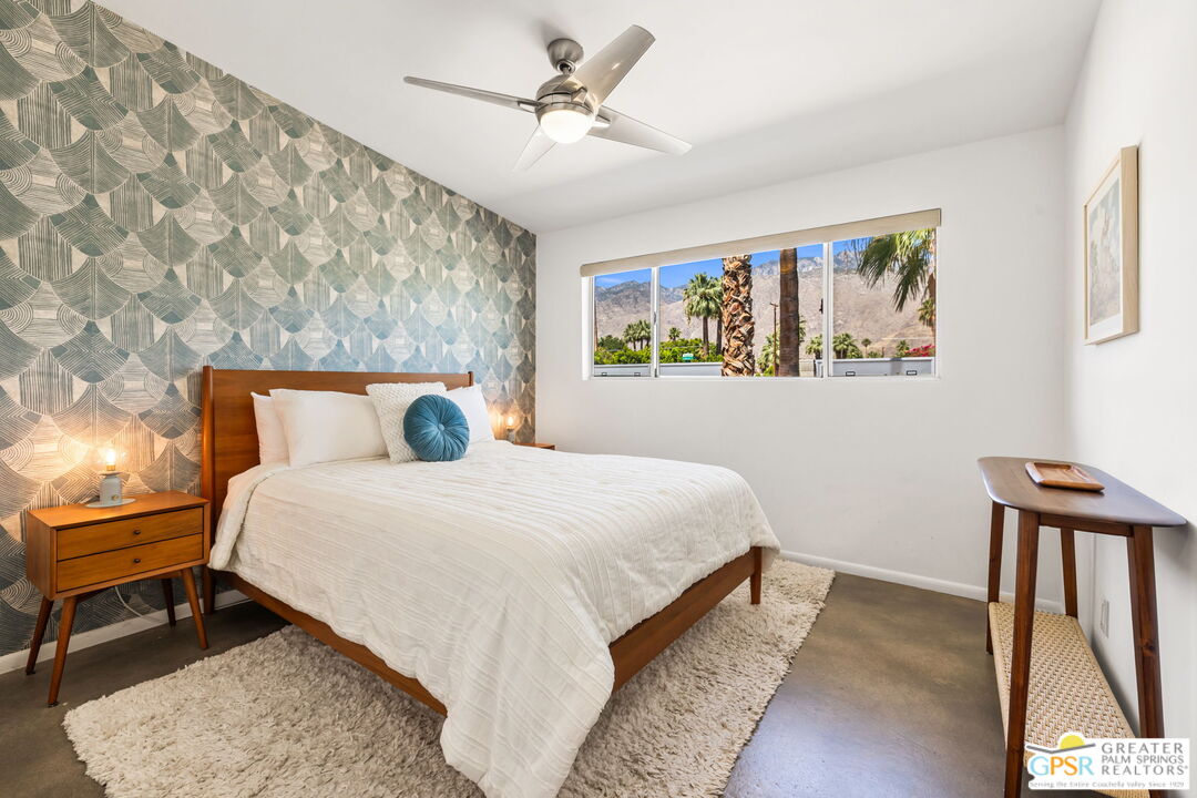 242 NE Cerritos Dr