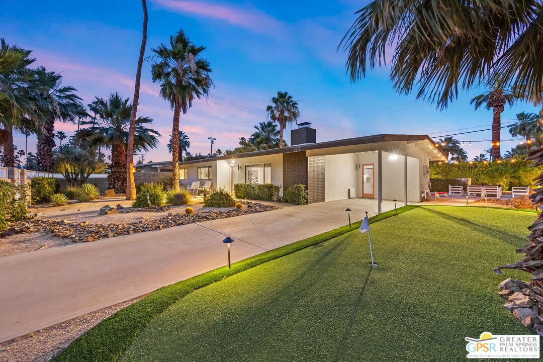 242 NE Cerritos Dr