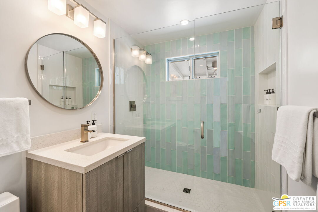 242 NE Cerritos Dr