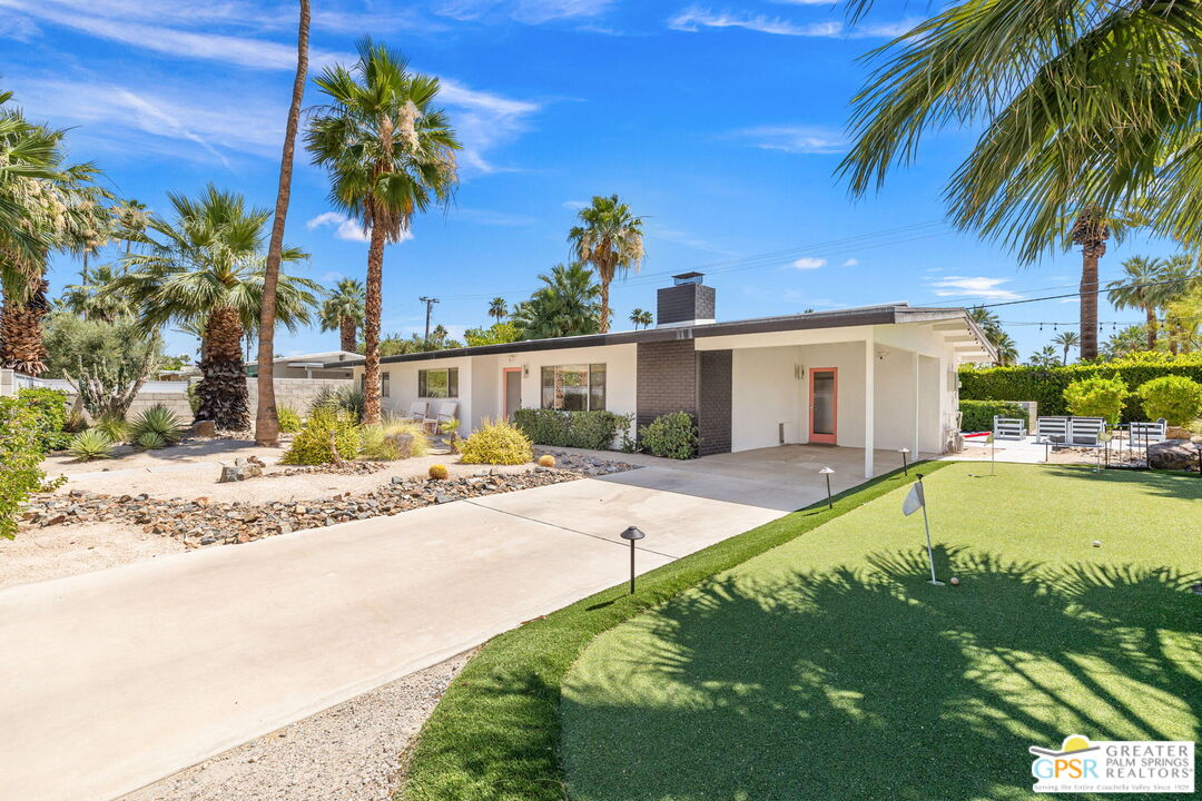 242 NE Cerritos Dr