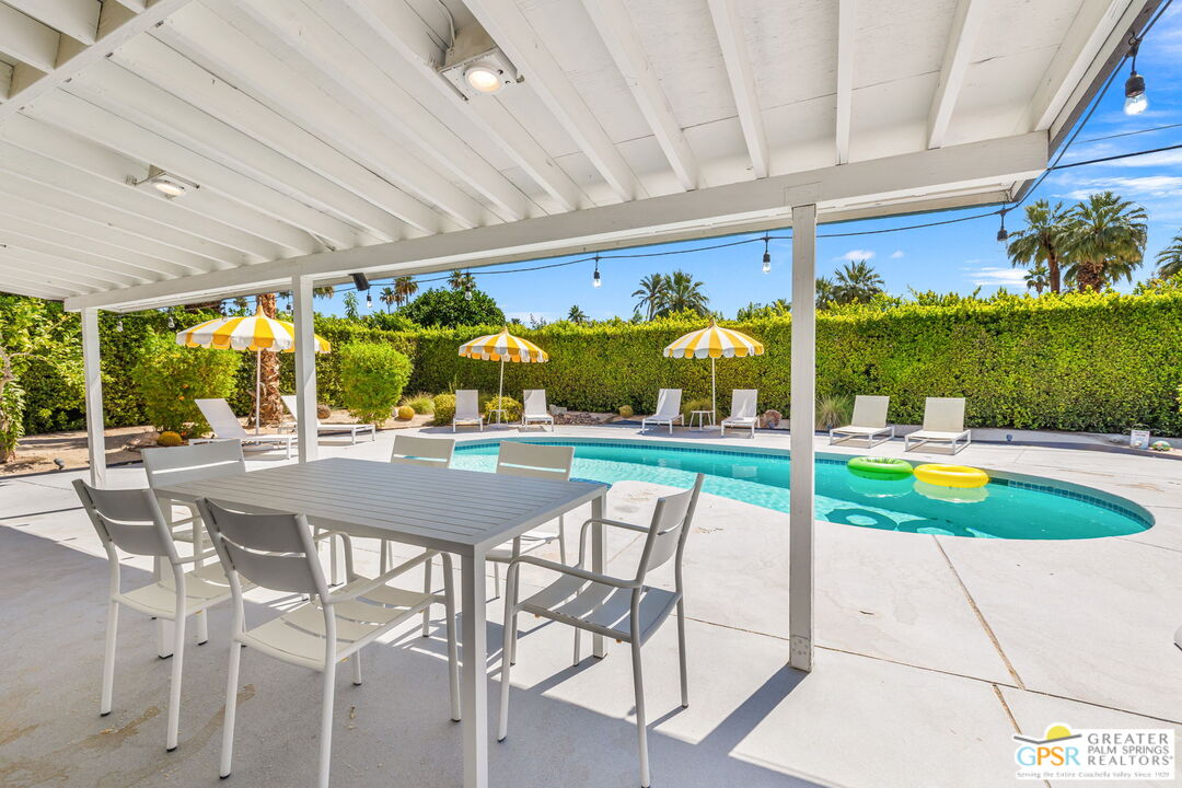 242 NE Cerritos Dr