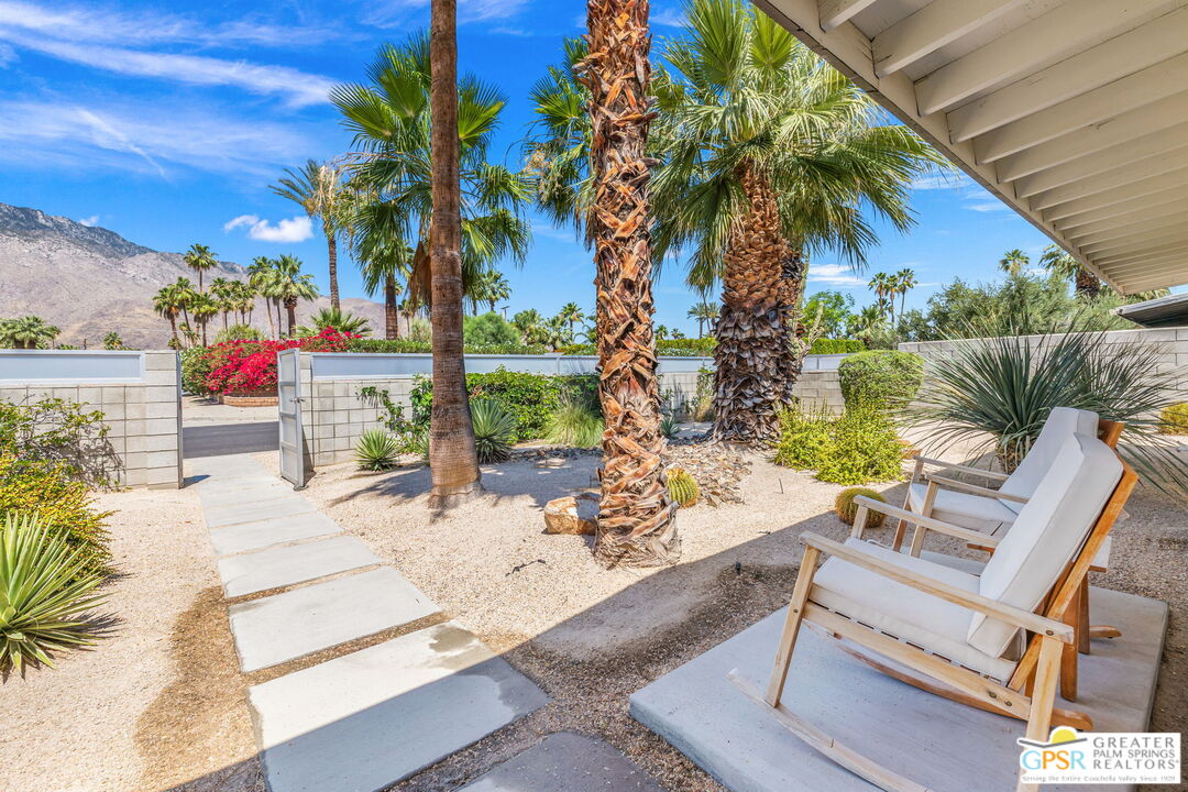 242 NE Cerritos Dr