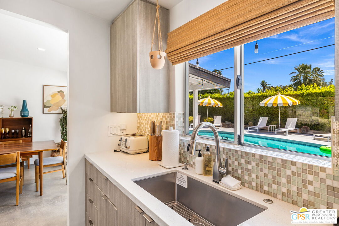 242 NE Cerritos Dr