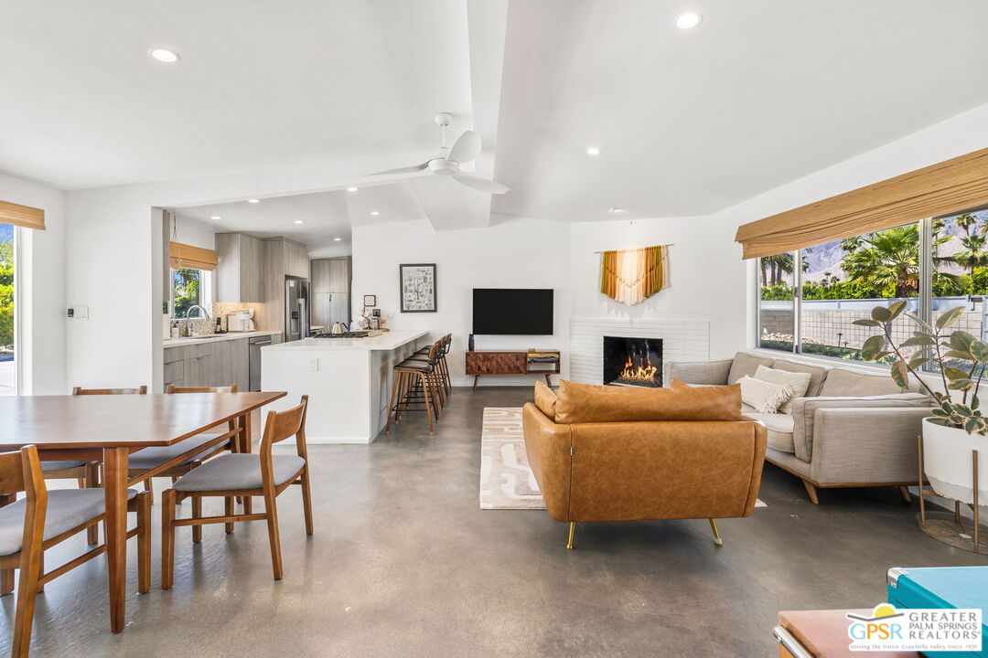 242 NE Cerritos Dr