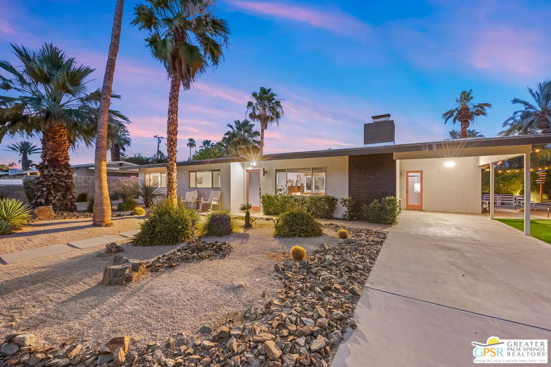 242 NE Cerritos Dr