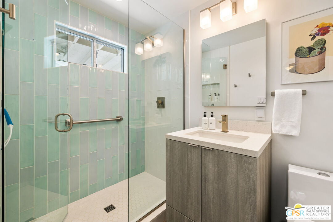 242 NE Cerritos Dr