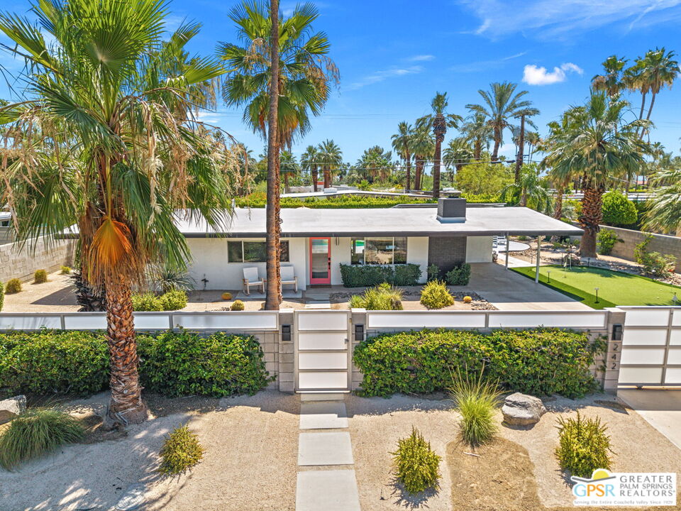 242 NE Cerritos Dr