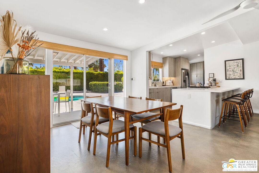 242 NE Cerritos Dr