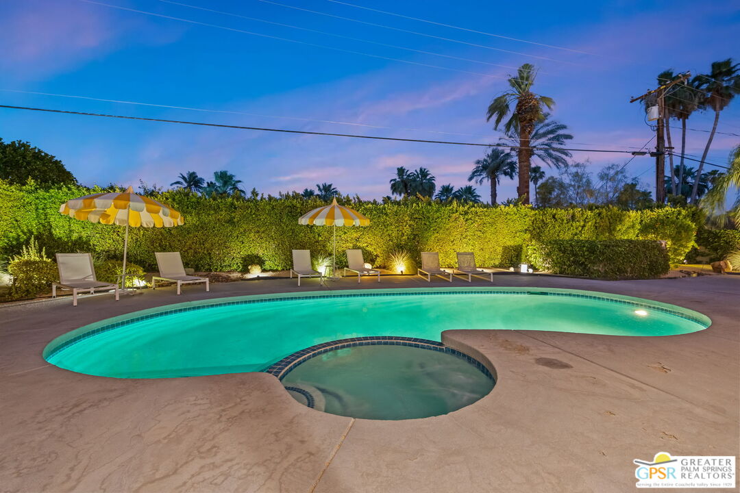 242 NE Cerritos Dr