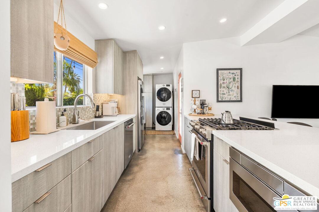 242 NE Cerritos Dr