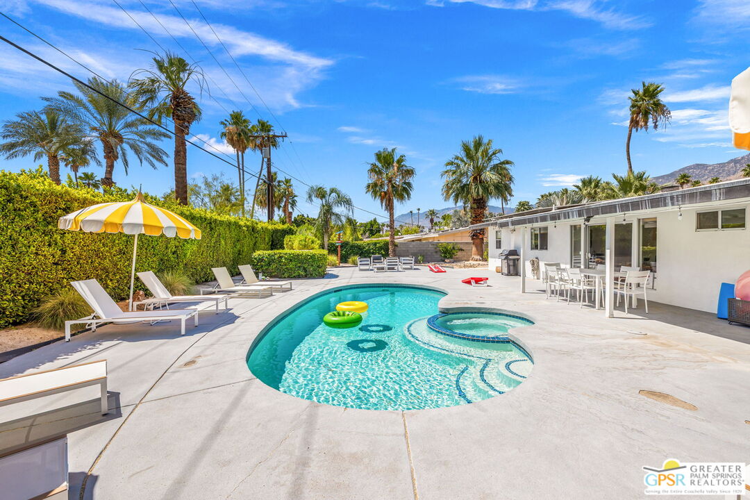 242 NE Cerritos Dr