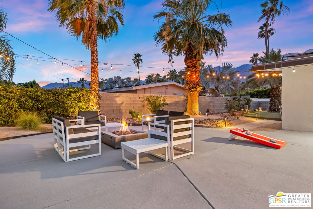 242 NE Cerritos Dr