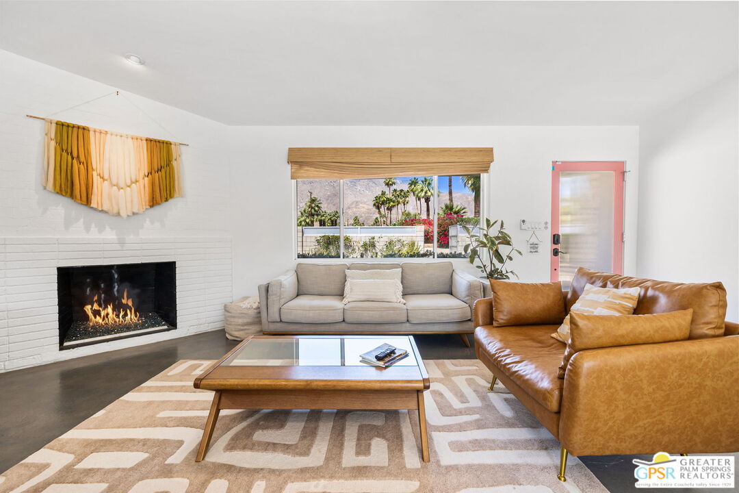 242 NE Cerritos Dr